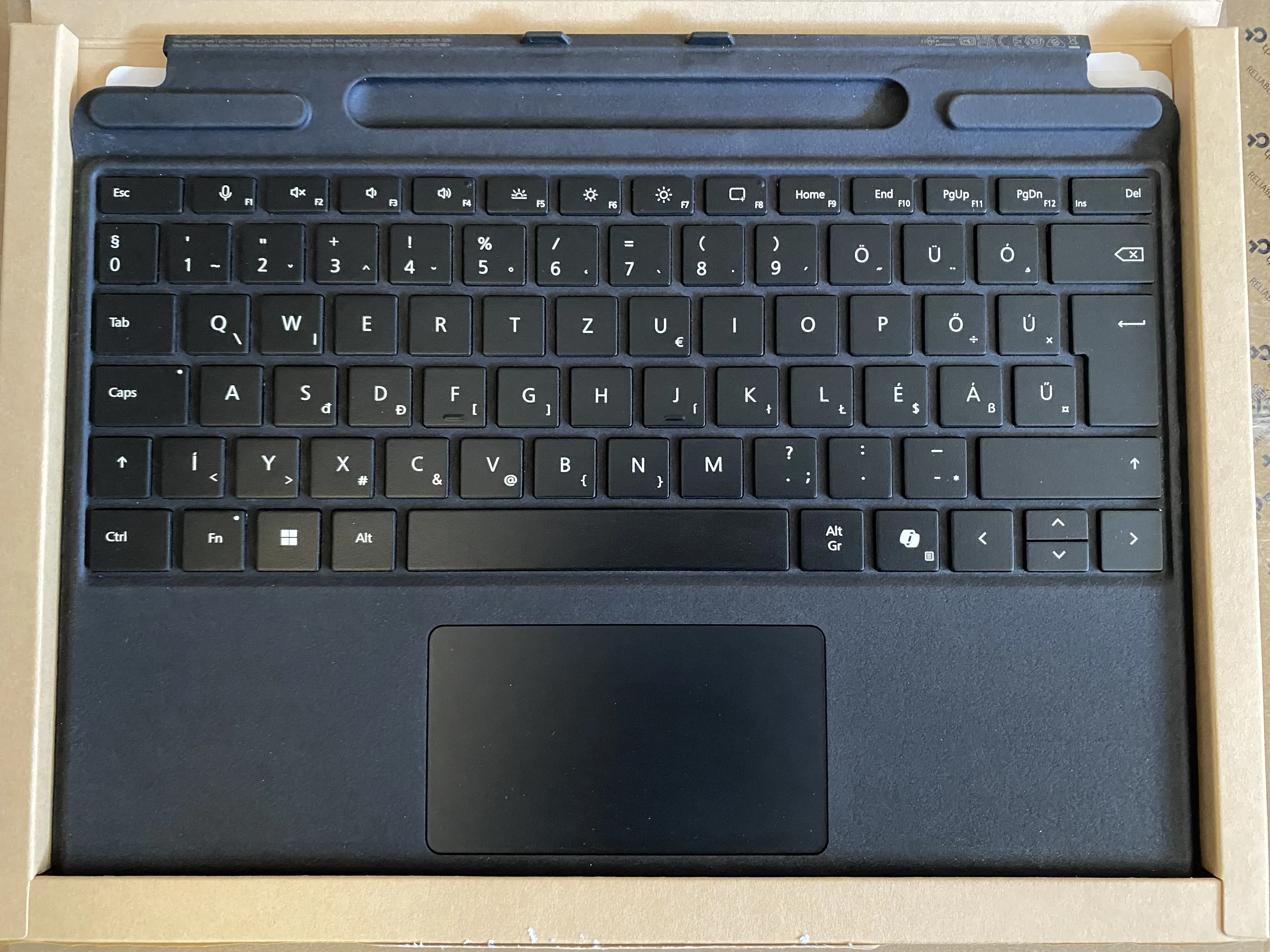 Microsoft Surface Pro Keyboard with pen storage magyar ékezetekkel Fekete